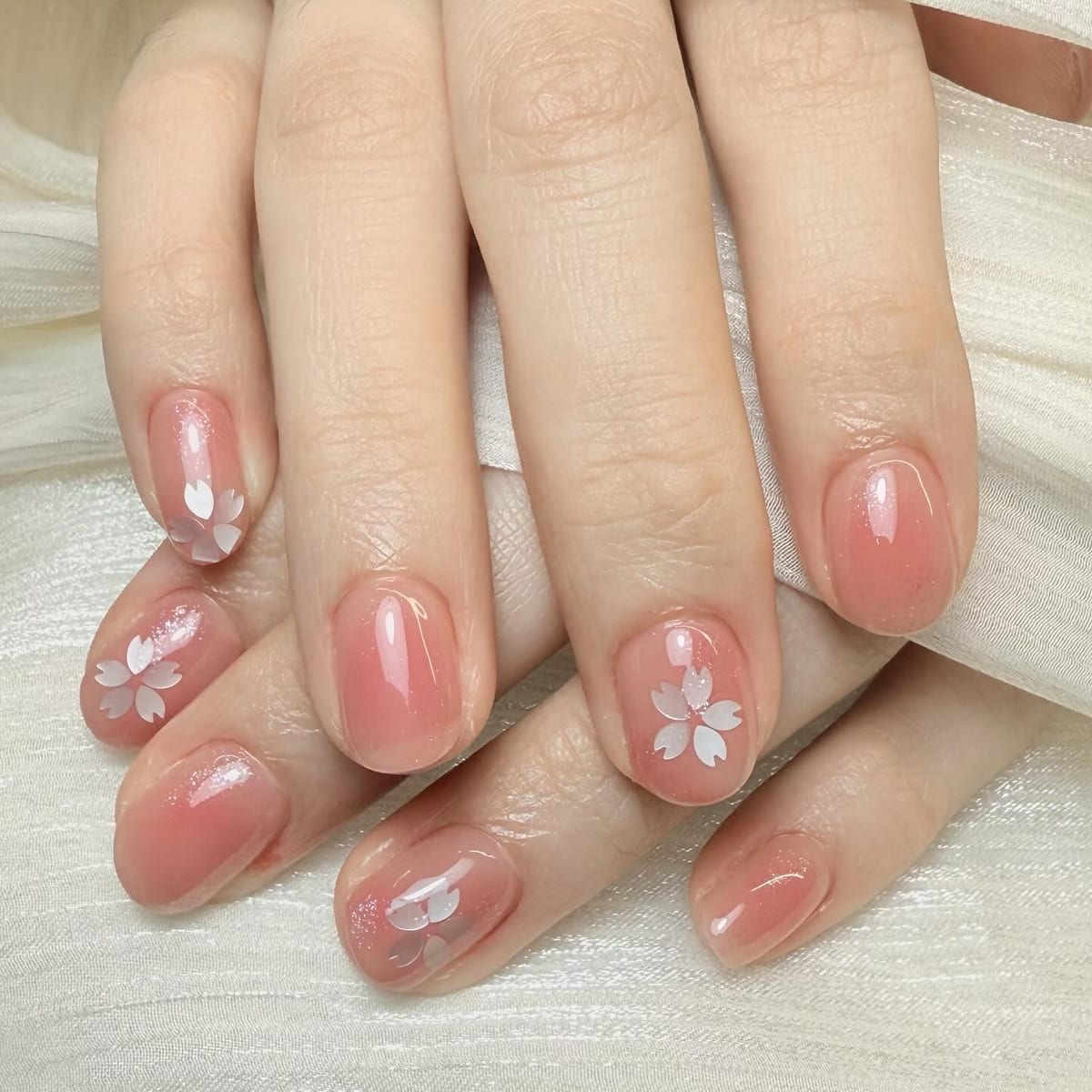 圆形指甲,透亮珊瑚粉果冻底点缀精致白色樱花贴花