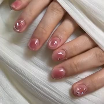 视频展示腮红粉法式猫眼美甲,点缀细小水钻