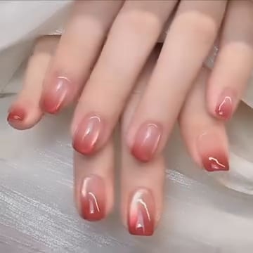 视频展示柔和水蜜桃珊瑚渐变美甲,艺师形容其温柔气质